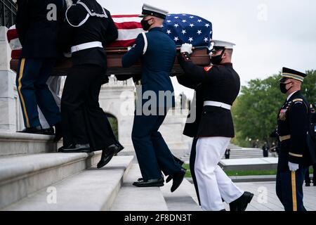 Washington, DC, États-Unis. 13 avril 2021. Le rôle de William 'Billy' Evans, officier de police du Capitole, arrive à se déposer en honneur sur Capitol Hill le mardi 13 avril 2021 à Washington. Crédit: Jabin Botsford/Pool via CNP/Media Punch/Alay Live News Banque D'Images