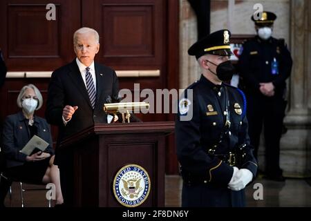 Washington, DC, États-Unis. 13 avril 2021. Le président Joe Biden s'exprime à un service commémoratif pour le regretté officier de police du Capitole des États-Unis William 'Billy' Evans alors qu'il est en honneur dans la Rotunda au Capitole des États-Unis le 13 avril 2021 à Washington, DC. L'officier Evans a été tué dans l'exercice de ses fonctions lors de l'attaque à l'extérieur du Capitole des États-Unis le 2 avril. Il est le sixième officier de police du Capitole à mourir dans l'exercice de ses fonctions depuis la création de la force depuis près de 200 ans. Crédit : Drew Angerer/Pool via CNP/Media Punch/Alay Live News Banque D'Images