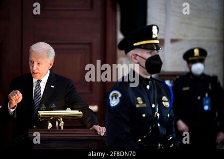 Washington, DC, États-Unis. 13 avril 2021. Le président Joe Biden s'exprime à un service commémoratif pour le regretté officier de police du Capitole des États-Unis William 'Billy' Evans alors qu'il est en honneur dans la Rotunda au Capitole des États-Unis le 13 avril 2021 à Washington, DC. L'officier Evans a été tué dans l'exercice de ses fonctions lors de l'attaque à l'extérieur du Capitole des États-Unis le 2 avril. Il est le sixième officier de police du Capitole à mourir dans l'exercice de ses fonctions depuis la création de la force depuis près de 200 ans. Crédit : Drew Angerer/Pool via CNP/Media Punch/Alay Live News Banque D'Images