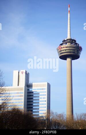 COLOGNE, ALLEMAGNE - 28 mars 2021: Tour de télévision à Cologne de la société 'Deutsche Telekom' Banque D'Images