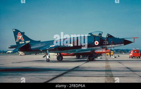 AJAXNETPHOTO. ANNÉES 1970 (ENVIRON). YEOVILTON, ANGLETERRE. - UN ARRIEUR DE MER DE L'ESCADRON 800 DE LA MARINE ROYALE SUR LE TABLIER AVEC LE POSTE DE PILOTAGE OUVERT. PHOTO:VIV TOWNLEY/AJAX REF:22412 2 Banque D'Images