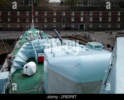 AJAXNETPHOTO. 3 AVRIL 2019. CHATHAM, ANGLETERRE. - LE DESTROYER DE LA SECONDE GUERRE MONDIALE 75E ANNIVERSAIRE - LE HMS CAVALIER, LE DESTROYER DE CLASSE C DE LA SECONDE GUERRE MONDIALE CONSERVÉ À FLOT DANS LE QUAI N ° 2 AU QUAI HISTORIQUE DE CHATHAM DOCKYARD. VUE SUR LE PONT AVANT ET SUR LA TÊTE DE FO'N'L'SHE. PHOTO:JONATHAN EASTLAND/AJAX REF:GX8190304 110 Banque D'Images