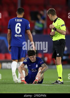 L'arbitre Clement Turpin (à droite) s'occupe de l'fautes commises par Christian Pulisic à Chelsea lors du match de la Ligue des champions de l'UEFA au stade Ramon Sanchez-Pizjuan, à Séville. Date de la photo: Mardi 13 avril 2021. Voir PA Story FOOTBALL Chelsea. Le crédit photo devrait se lire comme suit : Isabel Infantes/PA Wire. RESTRICTIONS : utilisation éditoriale uniquement, aucune utilisation commerciale sans le consentement préalable du détenteur des droits. Banque D'Images