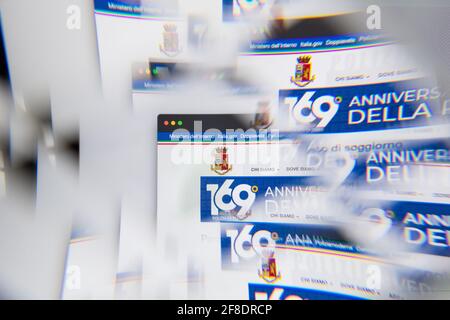 Milan, Italie - 10 AVRIL 2021 : logo polizia dello stato sur écran d'ordinateur portable vu à travers un prisme optique. Image éditoriale illustrative de polizia dell Banque D'Images