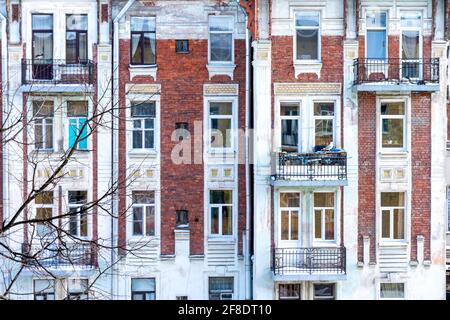 Le fragment de la façade du bâtiment de 1904 conçu dans le style moderniste du Nord, en béton armé, Saint-Pétersbourg, Russie Banque D'Images