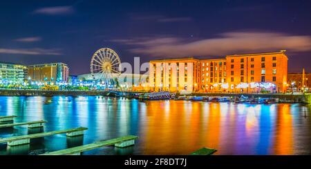 LIVERPOOL, ROYAUME-UNI, 5 AVRIL 2017 : vue nocturne du centre de congrès ECHO et du quai albert à Liverpool, Angleterre Banque D'Images