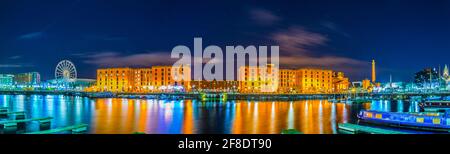 LIVERPOOL, ROYAUME-UNI, 5 AVRIL 2017 : vue nocturne du centre de congrès ECHO et du quai albert à Liverpool, Angleterre Banque D'Images