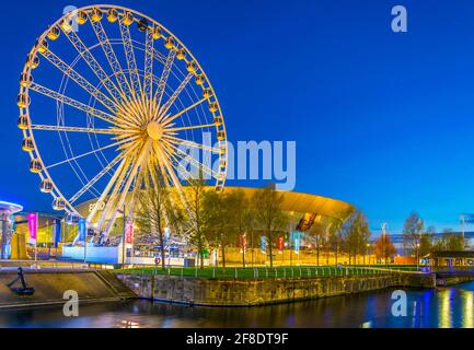 LIVERPOOL, ROYAUME-UNI, 5 AVRIL 2017 : vue de nuit du centre de congrès ECHO et d'une grande roue adjacente à Liverpool, en Angleterre Banque D'Images