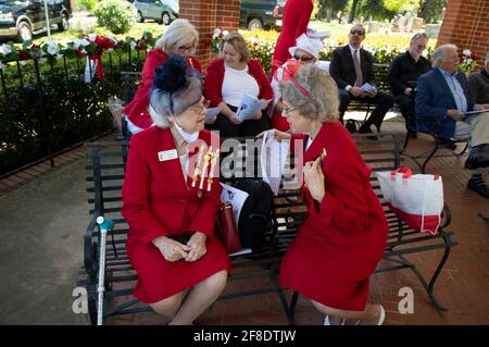 Marietta, GA, États-Unis. 13 avril 2021. Les membres d'un chapitre local de filles de la Confédération bavardes avant des services au cimetière de la Confederate de Marietta, le 11 avril, observant le jour commémoratif de la Confederate. La célébration a commencé en 1866 à Columbus, en Géorgie, pour honorer environ 258,000 soldats confédérés qui sont morts dans la guerre, et est connu sous le nom de la Journée des héros au Texas et en Floride, et la Journée confédérée de Décoration au Tennessee. Les vacances culturelles sont observées dans plusieurs États du sud des États-Unis à diverses dates depuis la fin de la guerre civile. C'est un jour férié officiel en Caroline du Sud, Mississippi, A Banque D'Images