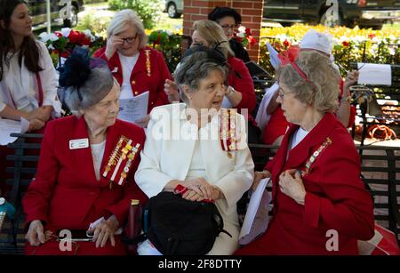 Marietta, GA, États-Unis. 13 avril 2021. Les membres d'un chapitre local de filles de la Confédération bavardes avant des services au cimetière de la Confederate de Marietta, le 11 avril, observant le jour commémoratif de la Confederate. La célébration a commencé en 1866 à Columbus, en Géorgie, pour honorer environ 258,000 soldats confédérés qui sont morts dans la guerre, et est connu sous le nom de la Journée des héros au Texas et en Floride, et la Journée confédérée de Décoration au Tennessee. Les vacances culturelles sont observées dans plusieurs États du sud des États-Unis à diverses dates depuis la fin de la guerre civile. C'est un jour férié officiel en Caroline du Sud, Mississippi, A Banque D'Images