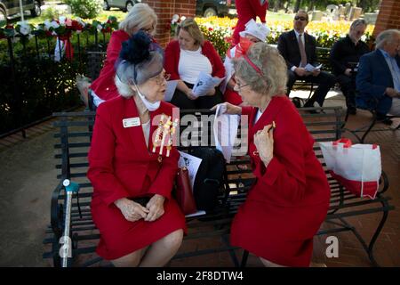 Marietta, GA, États-Unis. 13 avril 2021. Les membres d'un chapitre local de filles de la Confédération bavardes avant des services au cimetière de la Confederate de Marietta, le 11 avril, observant le jour commémoratif de la Confederate. La célébration a commencé en 1866 à Columbus, en Géorgie, pour honorer environ 258,000 soldats confédérés qui sont morts dans la guerre, et est connu sous le nom de la Journée des héros au Texas et en Floride, et la Journée confédérée de Décoration au Tennessee. Les vacances culturelles sont observées dans plusieurs États du sud des États-Unis à diverses dates depuis la fin de la guerre civile. C'est un jour férié officiel en Caroline du Sud, Mississippi, A Banque D'Images