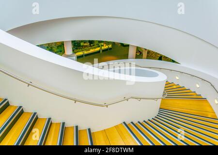 LIVERPOOL, ROYAUME-UNI, 7 AVRIL 2017 : escalier en colimaçon à l'intérieur du musée de Liverpool, Angleterre Banque D'Images