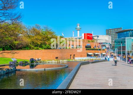 LIVERPOOL, ROYAUME-UNI, 7 AVRIL 2017 : gratte-ciel en verre à côté du parc chavasse à Liverpool, en Angleterre Banque D'Images