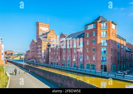 CHESTER, ROYAUME-UNI, 7 AVRIL 2017 : vue sur les bâtiments le long d'un canal traversant le centre de Chester, en Angleterre Banque D'Images