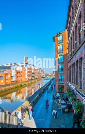 CHESTER, ROYAUME-UNI, 7 AVRIL 2017 : vue sur les bâtiments le long d'un canal traversant le centre de Chester, en Angleterre Banque D'Images