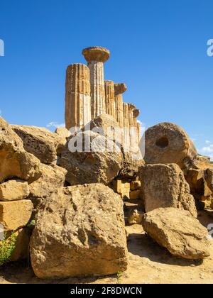 Dispersé détruit les colonnes de l'ordre dorique par les colonnes debout de Le Temple des Héracles dans la Valle dei Templi Banque D'Images