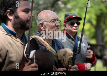 Marietta, GA, États-Unis. 13 avril 2021. Les réacteurs de la guerre civile se tiennent pour l'engagement au drapeau de Géorgie lors des services observant le jour commémoratif des Confédérés au cimetière des Confédérés de cityÃs le 11 avril. La célébration a commencé en 1866 à Columbus, en Géorgie, pour honorer environ 258,000 soldats confédérés qui sont morts dans la guerre, et est connu sous le nom de la Journée des héros au Texas et en Floride, et la Journée confédérée de Décoration au Tennessee. Les vacances culturelles sont observées dans plusieurs États du sud des États-Unis à diverses dates depuis la fin de la guerre civile. C'est un jour férié officiel en Caroline du Sud, Mississippi, Ala Banque D'Images