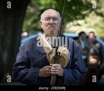 Marietta, GA, États-Unis. 13 avril 2021. Les réacteurs de la guerre civile se tiennent pour l'engagement au drapeau de Géorgie lors des services observant le jour commémoratif des Confédérés au cimetière des Confédérés de cityÃs le 11 avril. La célébration a commencé en 1866 à Columbus, en Géorgie, pour honorer environ 258,000 soldats confédérés qui sont morts dans la guerre, et est connu sous le nom de la Journée des héros au Texas et en Floride, et la Journée confédérée de Décoration au Tennessee. Les vacances culturelles sont observées dans plusieurs États du sud des États-Unis à diverses dates depuis la fin de la guerre civile. C'est un jour férié officiel en Caroline du Sud, Mississippi, Ala Banque D'Images