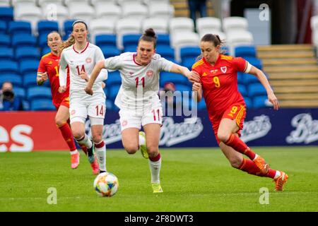 Katrine Veje du Danemark en action contre Kayleigh Green of Pays de Galles/Danemark International Women's friendly at the Cardiff City Stadium sur le 13 Banque D'Images