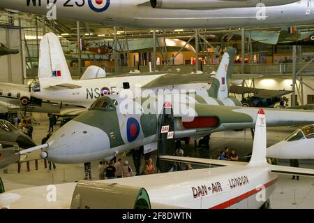 Avion à l'intérieur du hangar de l'espace aérien de l'Imperial War Museum, Duxford, Cambridgeshire, Royaume-Uni, avec le bombardier Avro Vulcan XJ824 au centre. Annexes Banque D'Images