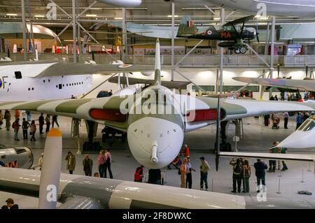 Avion à l'intérieur du hangar de l'espace aérien de l'Imperial War Museum, Duxford, Cambridgeshire, Royaume-Uni, avec le bombardier Avro Vulcan XJ824 au centre. Annexes Banque D'Images