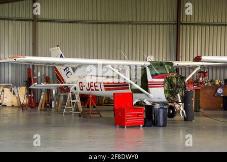 Cessna 152 avion léger Aerobal G-JEET a été démonté pour entretien. Entretien intensif avec moteur déposé. Boîte à outils Banque D'Images