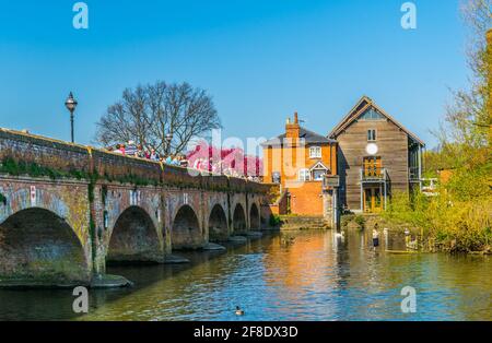 STRATFORD UPON AVON, ROYAUME-UNI, 8 AVRIL 2017: Les gens passent la rivière Avon par un pont de briques à Stratford upon Avon, Angleterre Banque D'Images