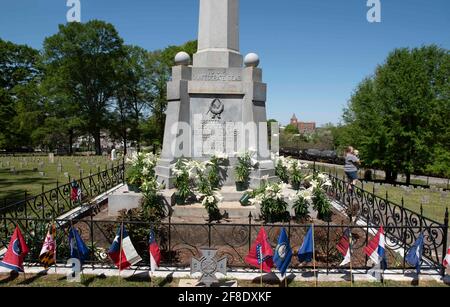 Marietta, GA, États-Unis. 13 avril 2021. Les nénuphars et drapeaux des États du Sud décorent le monument au cimetière de la Confederate de Marietta le 11 avril à l'occasion du jour commémoratif de la Confederate. La fête a débuté en 1866 à Columbus, en Géorgie, pour honorer environ 258,000 soldats confédérés qui sont morts dans la guerre, et est connue sous le nom de jour des héros au Texas et en Floride, et jour de décoration confédérée au Tennessee. Les vacances culturelles sont observées dans plusieurs États du sud des États-Unis à diverses dates depuis la fin de la guerre civile. C'est un jour férié officiel en Caroline du Sud, Mississippi, Alabama, Floride et Banque D'Images