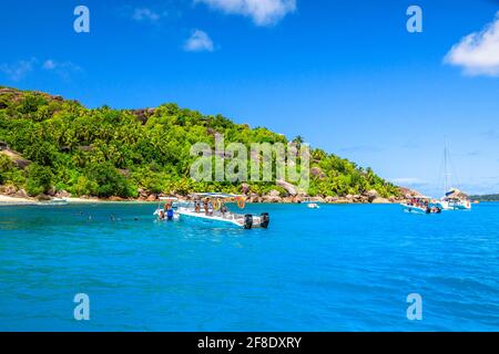 Île Felicite, Seychelles - 3 mai 2019 : voiliers, catamarans et tubas au parc marin de l'île Felicite. Pierres de roche en granit et turquoise Banque D'Images