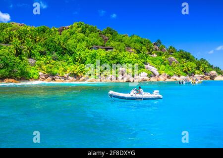 Île de Felicite, Seychelles - 3 mai 2019: voilier, bateau à moteur et tubas au parc marin de l'île de Felicite. Pierre de roche en granit et turquoise Banque D'Images