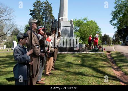 Marietta, GA, États-Unis. 13 avril 2021. Les réacteurs de la guerre civile attendent de tirer leurs babioles pour conclure le cimetière de la Confederate de Marietta le 11 avril, en observant le jour commémoratif de la Confederate. La célébration a commencé en 1866 à Columbus, en Géorgie, pour honorer environ 258,000 soldats confédérés qui sont morts dans la guerre, et est connu sous le nom de la Journée des héros au Texas et en Floride, et la Journée confédérée de Décoration au Tennessee. Les vacances culturelles sont observées dans plusieurs États du sud des États-Unis à diverses dates depuis la fin de la guerre civile. C'est un jour férié officiel en Caroline du Sud, Mississippi, Alabama, florid Banque D'Images