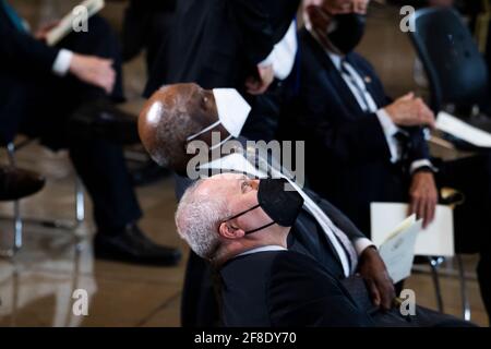 Washington, États-Unis. 13 avril 2021. ÉTATS-UNIS - 13 AVRIL : le whip de la Chambre minoritaire Steve Scalise, R-L., et le whip de la Chambre majoritaire Jim Clyburn, D-S.C., au centre, assistent au service de l'officier du Capitole des États-Unis William « Billy » Evans, alors que ses restes sont en honneur dans le Capitol Rotunda à Washington, DC, le mardi 13 avril 2021. Evans a été tué lorsqu'un chauffeur a pris la barricade nord du Capitole le 2 avril 2021. (Photo de Tom Williams/Pool/Sipa USA) crédit: SIPA USA/Alay Live News Banque D'Images