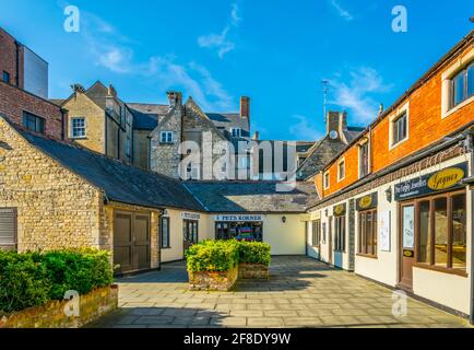 STAMFORD, ROYAUME-UNI, 9 AVRIL 2017 : vue sur une rue commerçante à Stamford, Angleterre Banque D'Images