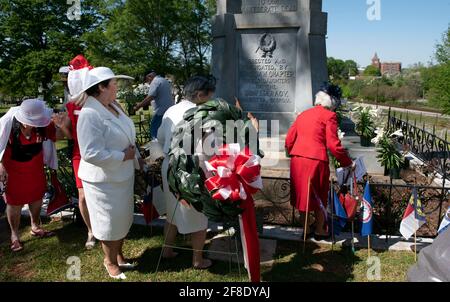 Marietta, GA, États-Unis. 13 avril 2021. Les membres d'une section locale des filles de la Confédération visitent le monument au cimetière de la Confederate de Marietta le 11 avril, observant le jour commémoratif de la Confédération. La célébration a commencé en 1866 à Columbus, en Géorgie, pour honorer environ 258,000 soldats confédérés qui sont morts dans la guerre, et est connu sous le nom de la Journée des héros au Texas et en Floride, et la Journée confédérée de Décoration au Tennessee. Les vacances culturelles sont observées dans plusieurs États du sud des États-Unis à diverses dates depuis la fin de la guerre civile. C'est un jour férié officiel en Caroline du Sud, Mississippi, Alabama, Flor Banque D'Images