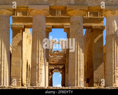 Détail des colonnes de l'ordre Doric du Temple de Concordia dans Valle dei Templi Banque D'Images