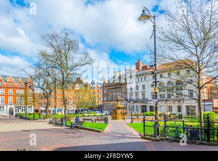 LEICESTER, ROYAUME-UNI, 10 AVRIL 2017 : vue sur une place devant la mairie de Leicester, Angleterre Banque D'Images