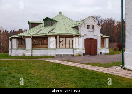 Cour à cheval dans l'ancien domaine près de Moscou Serednikovo. Banque D'Images