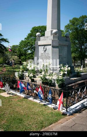Marietta, GA, États-Unis. 13 avril 2021. Les nénuphars et drapeaux des États du Sud décorent le monument au cimetière de la Confederate de Marietta le 11 avril à l'occasion du jour commémoratif de la Confederate. La fête a débuté en 1866 à Columbus, en Géorgie, pour honorer environ 258,000 soldats confédérés qui sont morts dans la guerre, et est connue sous le nom de jour des héros au Texas et en Floride, et jour de décoration confédérée au Tennessee. Les vacances culturelles sont observées dans plusieurs États du sud des États-Unis à diverses dates depuis la fin de la guerre civile. C'est un jour férié officiel en Caroline du Sud, Mississippi, Alabama, Floride et Banque D'Images
