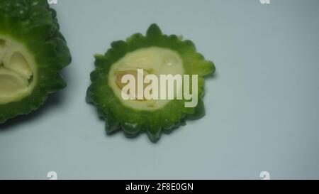 Melon frais amer sur blanc. Melon amer sain pour le corps humain. Banque D'Images