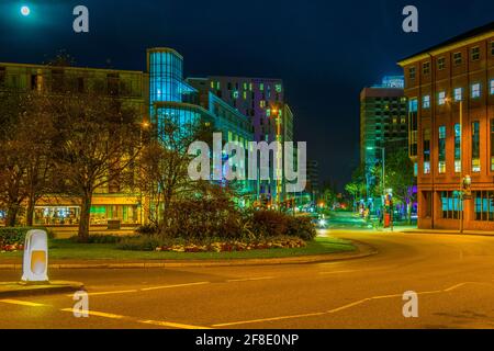 NOTTINGHAM, ROYAUME-UNI, 10 AVRIL 2017: Vue de nuit d'un centre moderne de Nottingham, Angleterre Banque D'Images