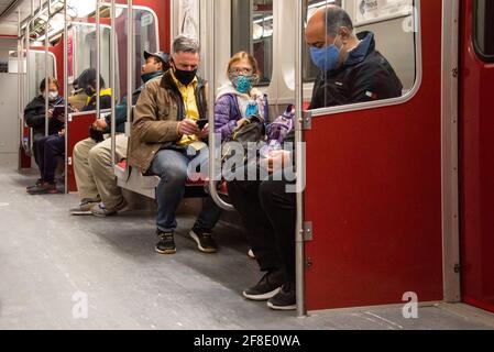 Les passagers du métro TTC de la ligne Bloor portent des masques protecteurs en raison de la pandémie Covid-19 à Toronto, au Canada Banque D'Images