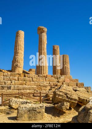 Détail des colonnes debout et ordre Doric dispersé de Le Temple de Hera Lacinia dans la Valle dei Templi Banque D'Images
