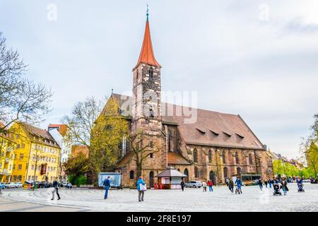 NURNBERG, ALLEMAGNE, 12 AVRIL 2017: Les gens passent devant Jakobskirche à Nurnberg, Allemagne. Banque D'Images