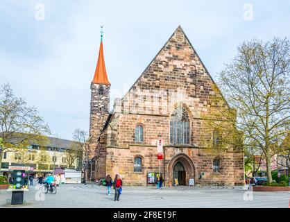 NURNBERG, ALLEMAGNE, 12 AVRIL 2017: Les gens passent devant Jakobskirche à Nurnberg, Allemagne. Banque D'Images