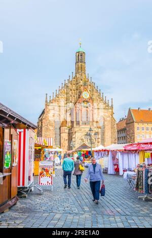 NURNBERG, ALLEMAGNE, 12 AVRIL 2017: Les gens se promenent devant la Frauenkirche pendant le marché de pâques à Nurnberg, Allemagne. Banque D'Images