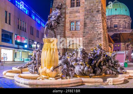 NURNBERG, ALLEMAGNE, 12 AVRIL 2017 : vue de nuit de la statue d'ehekarussell à Nurnberg, Allemagne. Banque D'Images