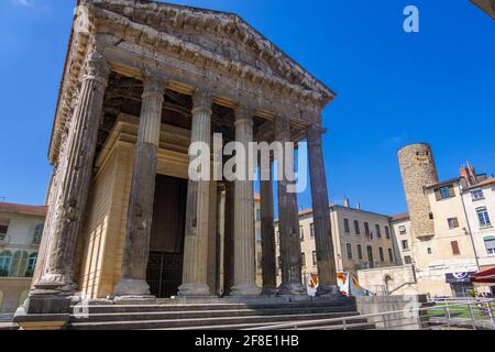 Vienne, France - 22 août 2019 : ancien temple romain d'Auguste et de Livia. Palais de justice ou palais de justice de Vienne en arrière-plan Banque D'Images