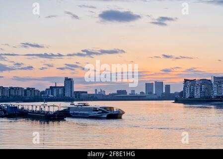 Vue sur le coucher du soleil de Londres depuis Greenwich River Thames, Royaume-Uni Banque D'Images