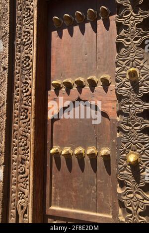 Grande porte du Vieux fort à Stone Town, Zanzibar, République-Unie de Tanzanie Banque D'Images