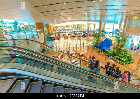 Singapour - 8 août 2019 : le hall intérieur et l'escalier mécanique du nouvel aéroport international Jewel Changi ont ouvert leurs portes en avril 2019. Personnes se rendant au terminal Banque D'Images